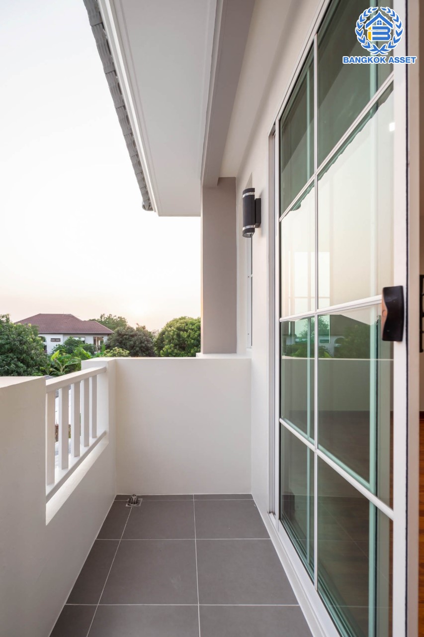 บ้านมือสองตกแต่งใหม่ แบรนด์ LH ม.ชลลดา บางใหญ่-เซ็นทรัลเวสต์เกต หลังมุม เนื้อที่ 58.9 ตร.ว. ฟังก์ชัน 3 ห้องนอน 2 ห้องน้ำ 1 ห้องอเนกประสงค์ 2 ที่จอดรถ Facilities ครบครัน บนทำเลเดินทางสะดวก เชื่อมต่อถ.กาญจนาภิเษก และเพียง 10 นาทีถึงรถไฟฟ้า "สถานีคลองบางไผ่"